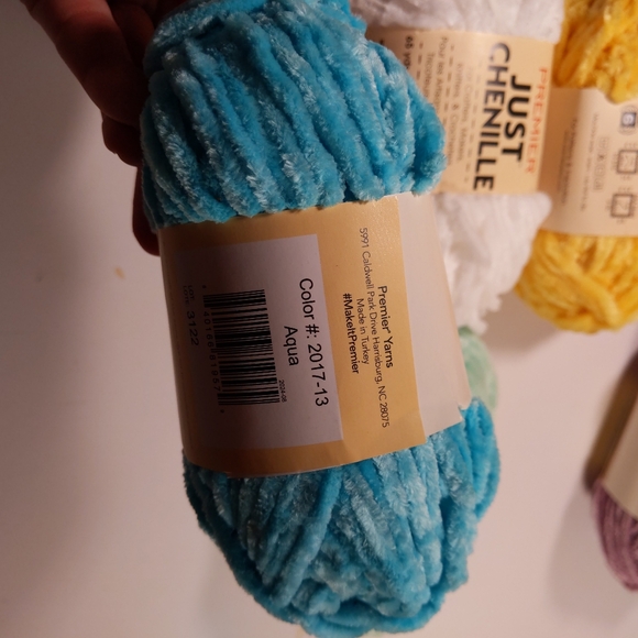 6 SKEINS YARN - Picture 4 of 9